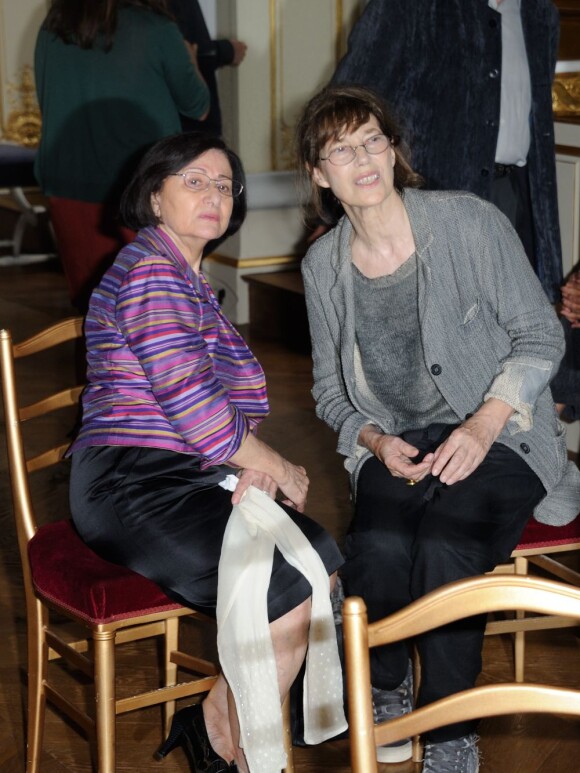 Jane Birkin et la mère d'Yvan Attal lors de la remise d'insignes d'Yvan Attal au ministère de la Culture à Paris le 19 juin 2013