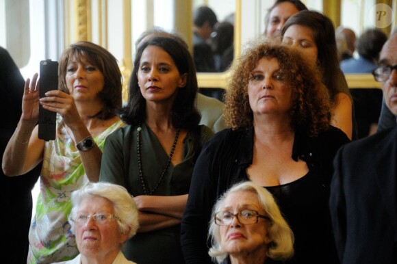 Valérie Mairesse et Micheline Presle lors de la remise d'insignes à quatre artistes au ministère de la Culture à Paris le 19 juin 2013