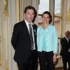 Aurélie Filippetti et François Morel après avoir reçu leurs insignes au ministère de la Culture le 19 juin 2013 à Paris