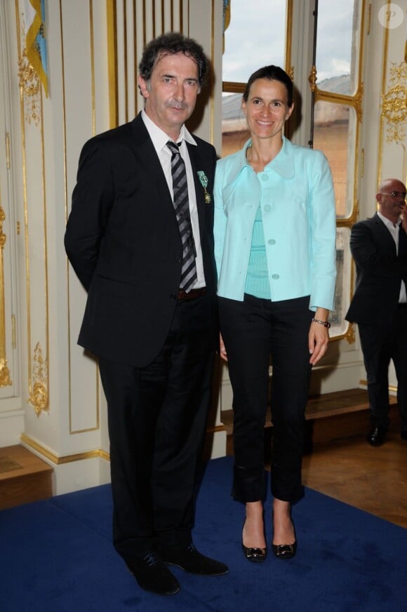 Aurélie Filippetti et François Morel après avoir reçu leurs insignes au ministère de la Culture le 19 juin 2013 à Paris