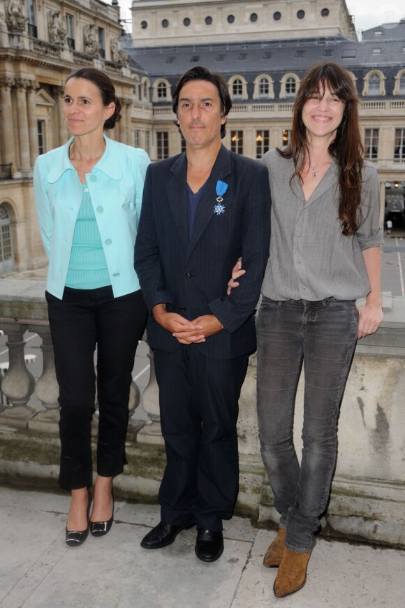 Yvan Attal avec son amoureuse Charlotte Gainsbourg et la ministre de la Culture Aurélie Filippetti après avoir reçu ses insignes au ministère de la Culture le 19 juin 2013 à Paris
