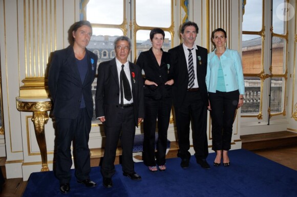 Yvan Attal, Maurice Benichou, Christine Angot et François Morel après avoir reçu leurs insignes au ministère de la Culture le 19 juin 2013 à Paris