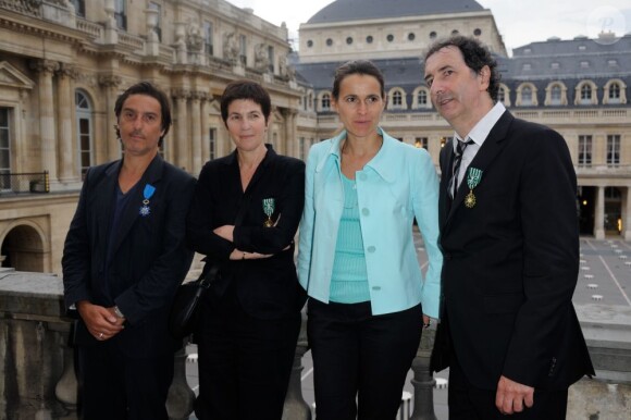 Yvan Attal, Christine Angot et François Morel posant avec la ministre Aurélie Filippetti après avoir reçu leurs insignes au ministère de la Culture le 19 juin 2013 à Paris