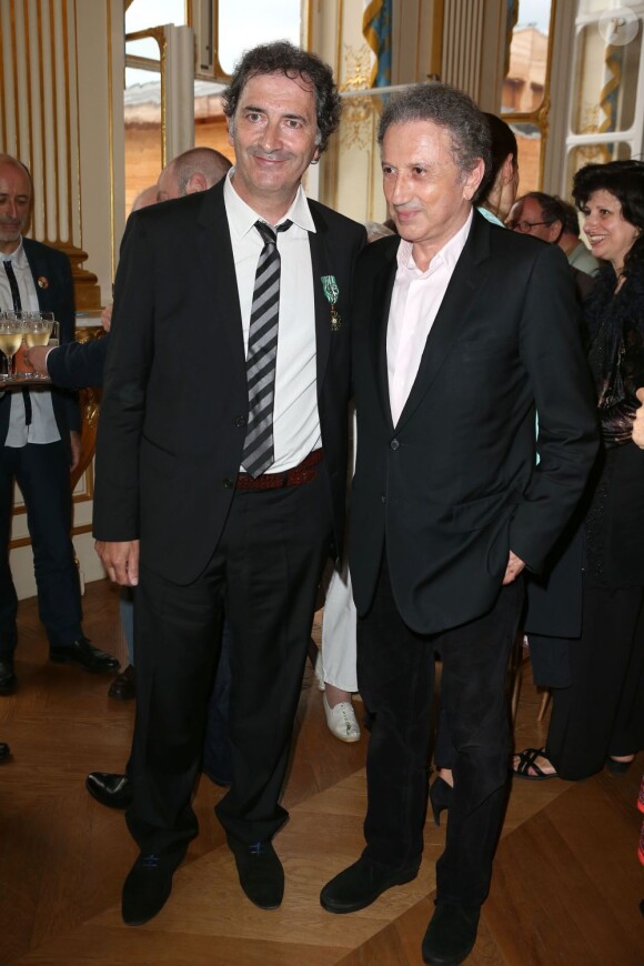 François Morel avec Michel Druker après avoir reçu ses insignes au ministère de la Culture le 19 juin 2013 à Paris