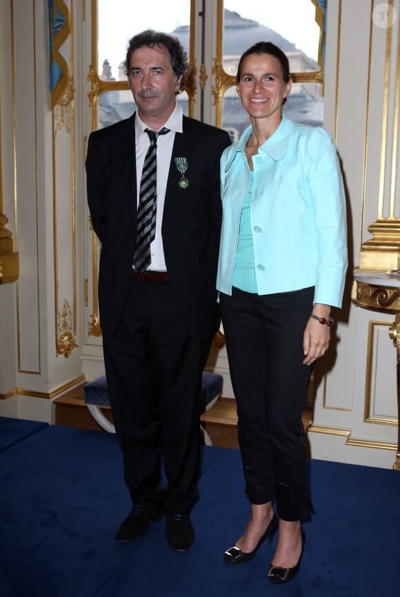 François Morel avec la ministre Aurélie Filippetti après avoir reçu ses insignes d'officier dans l'ordre des arts et des lettres au ministère de la Culture le 19 juin 2013 à Paris