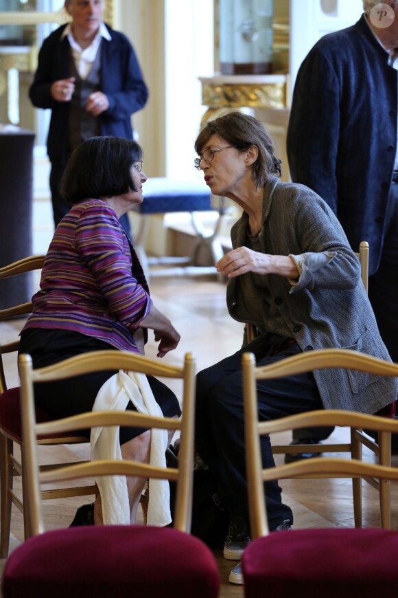 La mère d'Yvan Attal et Jane Birkin, mère de Charlotte Gainsbourg lors de la remise des insignes de chevalier à l'acteur et réalisateur au ministère de la Culture le 19 juin 2013 à Paris