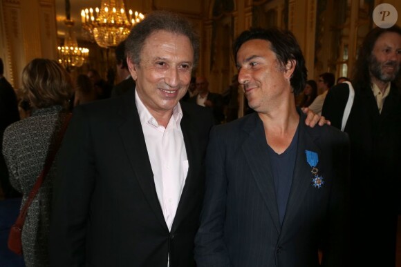 Yvan Attal avec Michel Druker après avoir reçu ses insignes au ministère de la Culture le 19 juin 2013 à Paris