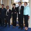 Yvan Attal, Maurice Benichou, Christine Angot et François Morel posant avec la ministre Aurélie Filippetti après avoir reçu leurs insignes au ministère de la Culture le 19 juin 2013 à Paris