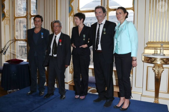 Yvan Attal, Maurice Benichou, Christine Angot et François Morel posant avec la ministre Aurélie Filippetti après avoir reçu leurs insignes au ministère de la Culture le 19 juin 2013 à Paris