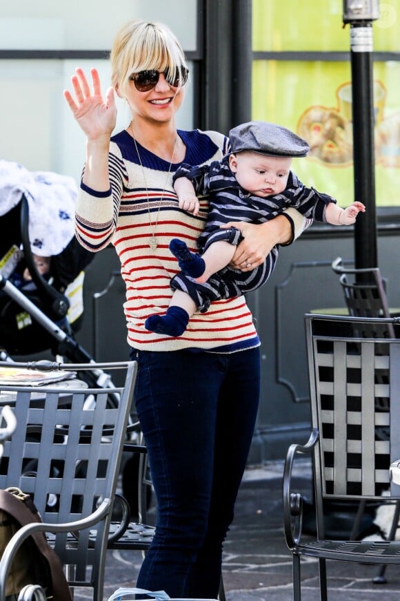 Anna Faris et son fils Jack, à West Hollywood, le 15 février 2013.