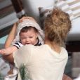 La chanteuse colombienne Shakira avec son bébé Milan (4 mois) à Rio de Janeiro le 21 juin 2013.