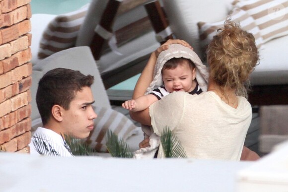 La chanteuse colombienne Shakira avec son bébé Milan (4 mois) à Rio de Janeiro le 21 juin 2013.