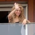 Shakira salue ses fans du balcon de sa chambre d'hôtel le 21 juin 2013 à Rio de Janeiro.