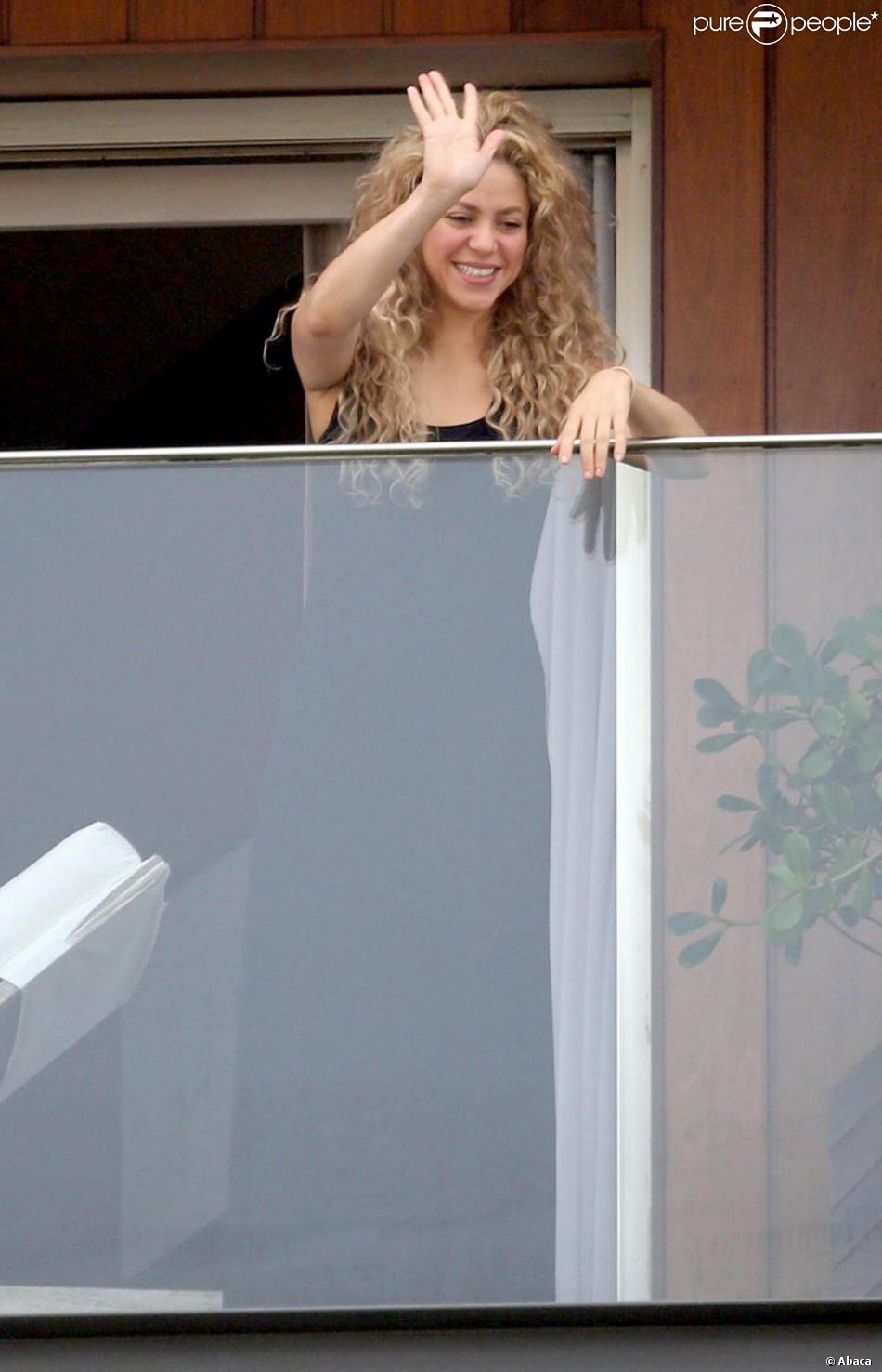 Shakira salue ses fans du balcon de sa chambre d&#039;hôtel le 21 juin 2013 à Rio de Janeiro.