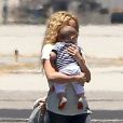Shakira prend un jet privé avec son fils Milan (4 mois) le 19 juin 2013 à Van Nuys en Californie.