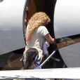 Shakira prend un jet privé avec son fils Milan (4 mois) le 19 juin 2013 à Van Nuys en Californie.