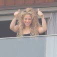 Shakira salue ses fans du balcon de sa chambre d'hôtel le 21 juin 2013 à Rio de Janeiro.
