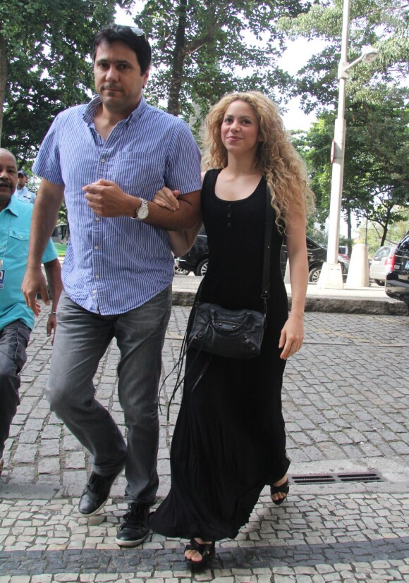 Shakira quitte le consulat américain à Rio de Janeiro, le 21 juin 2013.