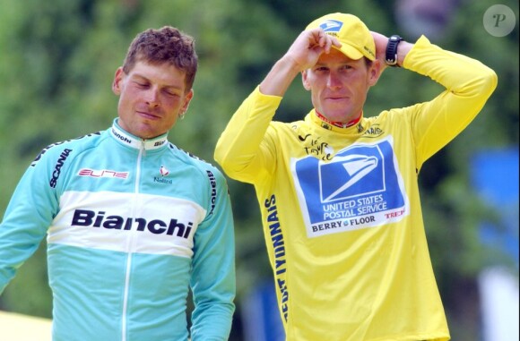 Jan Ullrich et Lance Armstrong sur le podium du Tour de France à Paris le 27 juillet 2003. 