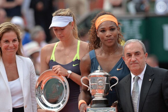 Serena Williams, Arantxa Sanchez, Jean Gachassin et Maria Sharapova après la finale de Roland-Garros remportée par l'Américaine à Paris, le 8 juin 2013.