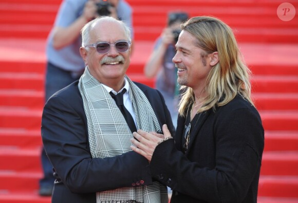 Le réalisateur Nikita Mikhalkov et Brad Pitt lors du Festival international du film de Moscou le 20 juin 2013