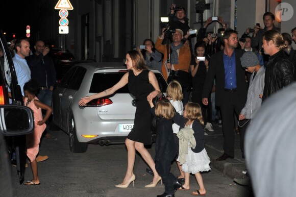 Brad Pitt et Angelina Jolie quittent un restaurant Japonais avec leurs enfants Maddox, Zahara, Pax, Shiloh, Vivienne, Knox à l'issue de la première du film "World War Z" à Berlin le 4 juin 2013