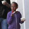 Shiloh et Zahara Jolie-Pitt mangeant du frozen yogurt à Los Angeles le 18 février 2013