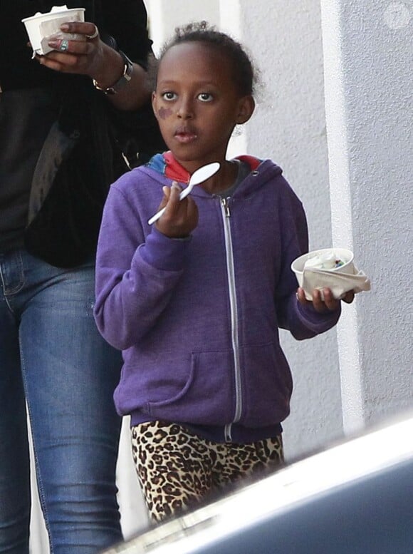 Shiloh et Zahara Jolie-Pitt mangeant du frozen yogurt à Los Angeles le 18 février 2013