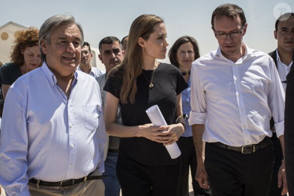 Angelina Jolie accompagne le haut commissaire aux refugiés syriens, António Guterres au camp Za'atri en Jordanie, le 20 juin 2013