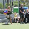 Heidi Klum, accompagnée de son petit ami Martin Kirsten, emmène ses enfants Leni, Henry, Johan et Lou jouer au parc à New York, le 20 Juin 2013.