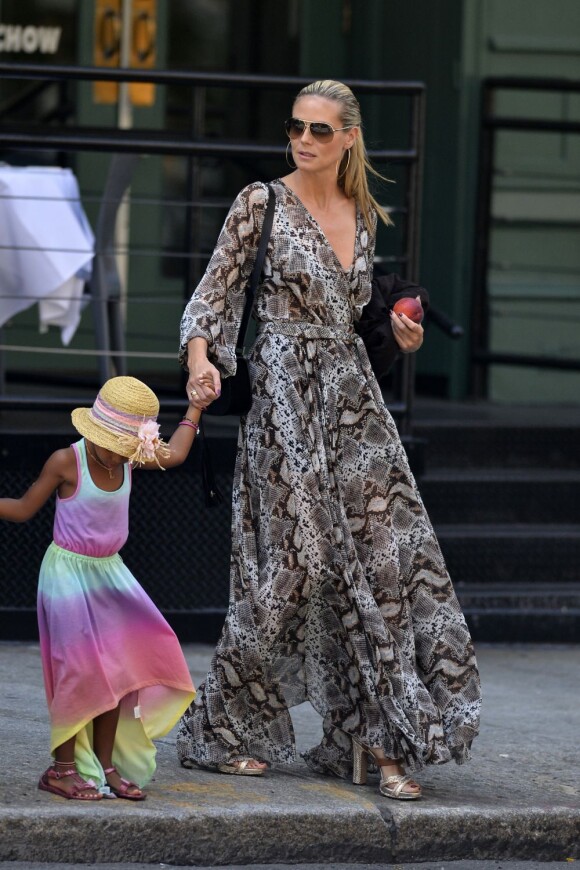 Heidi Klum emmène ses enfants voir une comédie musicale à New York avec son petit ami Martin Kirsten et sa mère Erna Klum, le 23 juin 2013.