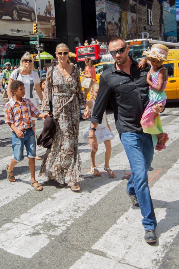 Heidi Klum en compagnie de son petit ami Martin Kirsten, de sa mère Erna Klum, et de ses enfants à New york City, le 23 juin 2013.