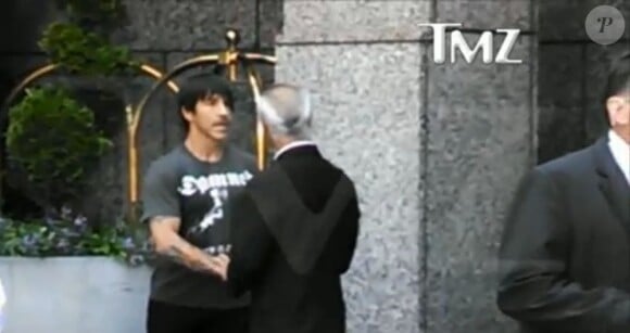 Anthony Kiedis, leader du groupe Red Hot Chili Peppers, a eu une altercation avec un garde du corps des Rolling Stones. Juin 2013. Les deux hommes se sont finalement serrés la main.
