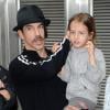 Anthony Kiedis et son fils Everly Bear Kiedis à Los Angeles, le 23 avril 2012.