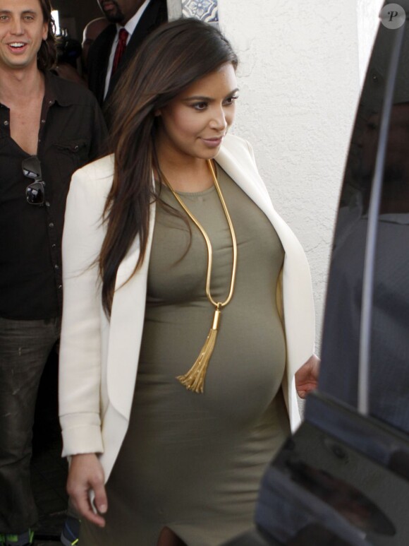 Kim Kardashian enceinte sort du restaurant Casa Vega à Beverly Hills, le 12 juin 2013.