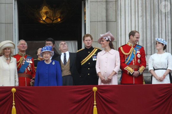 La reine Elizabeth II d'Angleterre, le prince Harry, la duchesse de Cornouailles Camilla Parker Bowles, la duchesse de Cambridge Kate Middleton (enceinte), la princesse Eugenie et le prince Andrew lors des cérémonies de Trooping the Colour le 15 juin 2013 à Londres.