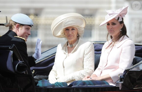 Le prince Harry, la duchesse de Cornouailles Camilla Parker Bowles, la duchesse de Cambridge Kate Middleton (enceinte), lors des cérémonies de Trooping the Colour le 15 juin 2013 à Londres.