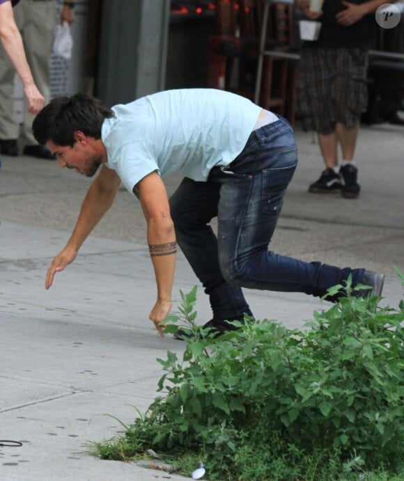 Taylor Lautner tente de se relever sur le tournage du film Tracers à New York, le 24 Juin 2013.