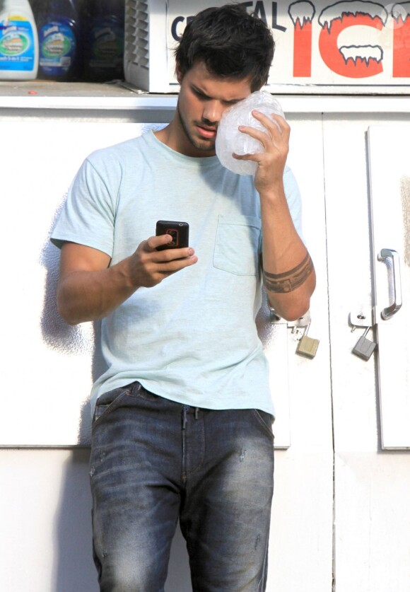 Taylor Lautner blessé sur le tournage du film Tracers à New York, le 24 Juin 2013.