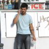 Taylor Lautner blessé au téléphone sur le tournage du film Tracers à New York, le 24 Juin 2013.