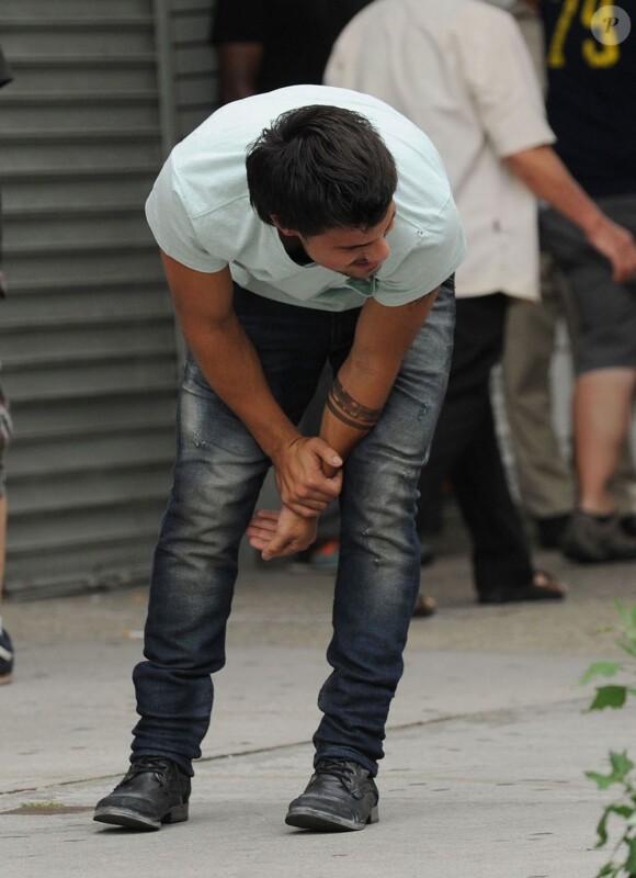 Taylor Lautner éreinté sur le tournage du film Tracers à New York, le 24 Juin 2013.