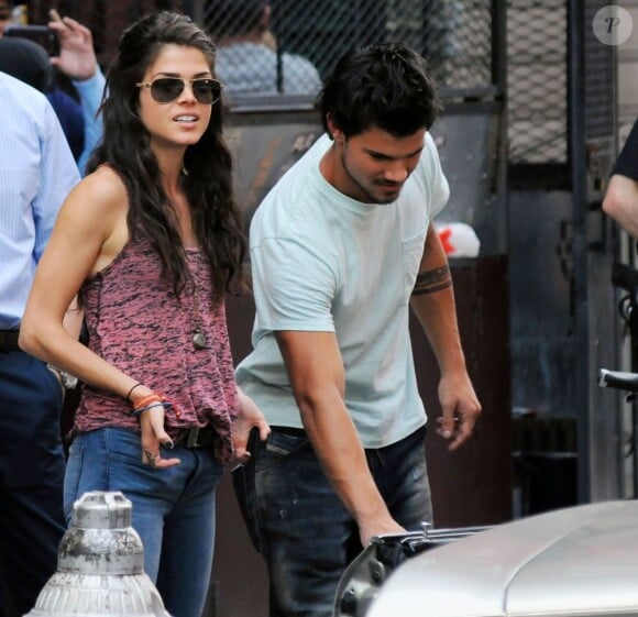 Marie Avgeropoulos et Taylor Lautner sur le tournage du film Tracers à Chinatown, New York, le 24 Juin 2013.