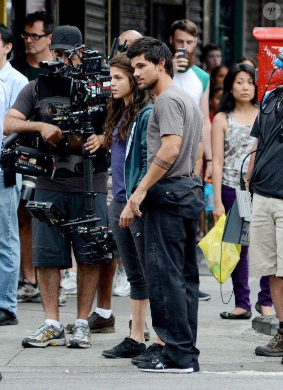 Marie Avgeropoulos et Taylor Lautner pendant le tournage du film Tracers à Chinatown, New York, le 24 Juin 2013.