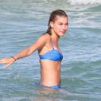 Hailey Baldwin se baigne avec une amie à Miami, le 24 Juin 2013.