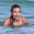 Hailey Baldwin se baigne à Miami, le 24 Juin 2013.