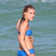 Hailey Baldwin, la fille de Stephen Baldwin, se baigne avec une amie à Miami, le 24 Juin 2013.