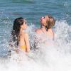 Hailey Baldwin, la fille de Stephen Baldwin et nièce d'Alec se baigne avec une amie à Miami, le 24 Juin 2013.