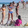 Hailey Baldwin, la fille de Stephen Baldwin et nièce d'Alec se baigne avec une amie à Miami, le 24 Juin 2013.