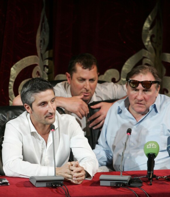Arnaud Frilley et Gérard Depardieu lors d'une conférence de presse à Grozny à propos du film Turquoise dans lequel le comédien partage l'affiche avec Liz Hurley, me 21 mai 2013