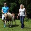 EXCLU - Loana et son compagnon Frédéric au beau milieu de la forêt avec leur poney à Nemours le 19 juin 2013